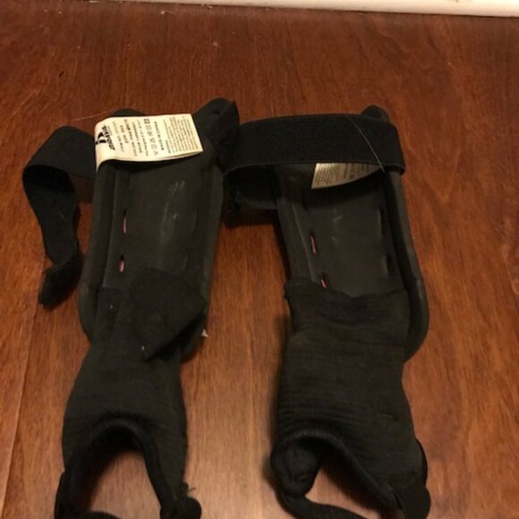 Brava Rainbow Soccer Cleats Size 10 and Pink Shinguards Bundle - Picture 7 of 8